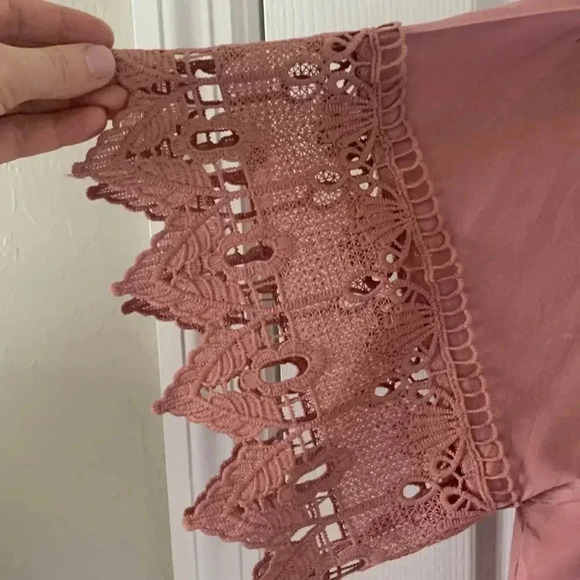 Iris pink blouse with eyelet lace sleeves and trim detail size 1X - Picture 7 of 8